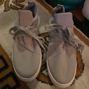 Grey Steve Madden lander sneaker worn once in good condition and ready to wear!